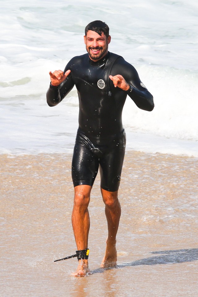 Cauã Reymond comemora aniversário surfando no Rio de Janeiro; fotos