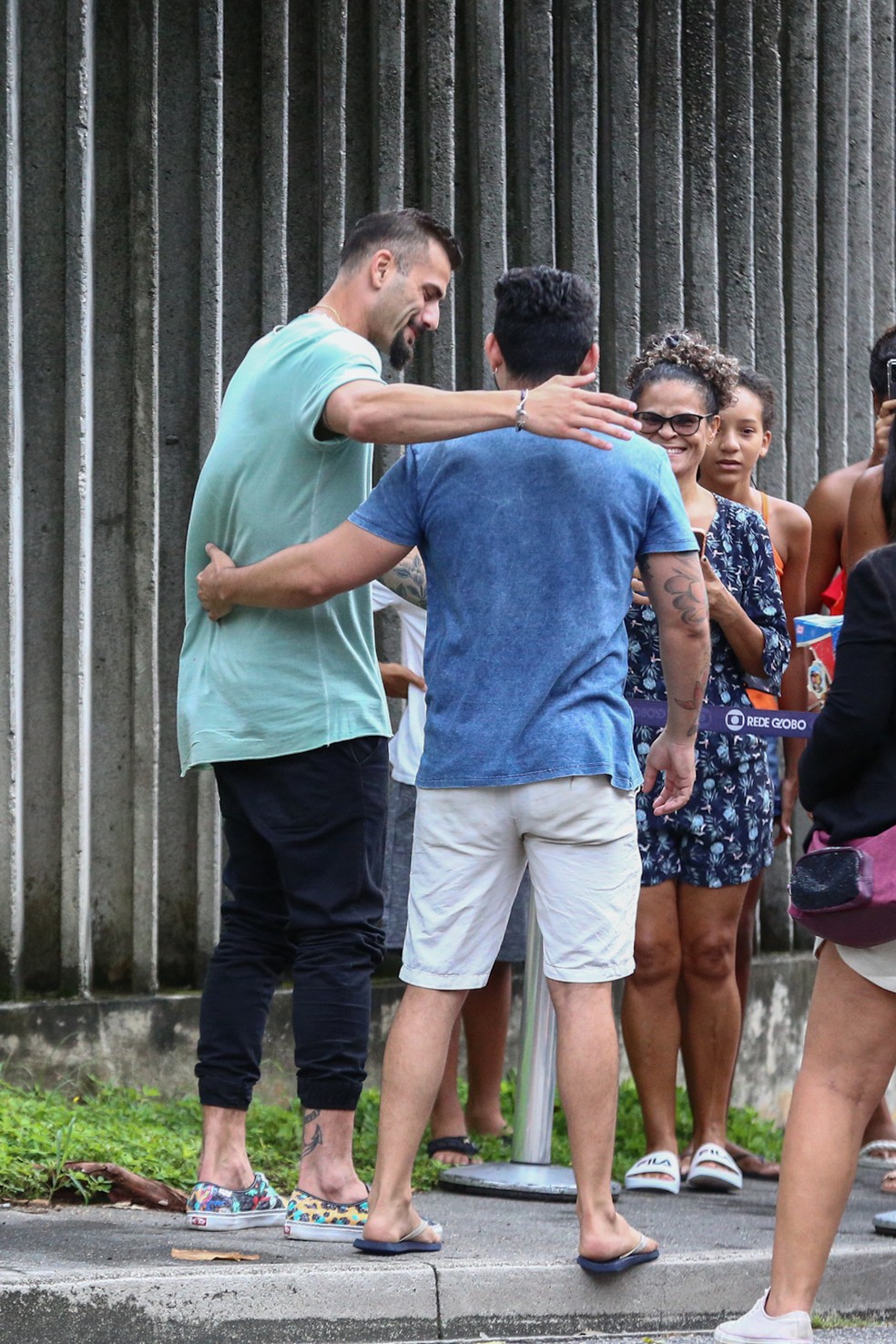 BBB 24: Nizam é tietado antes de entrar nos Estúdios Globo