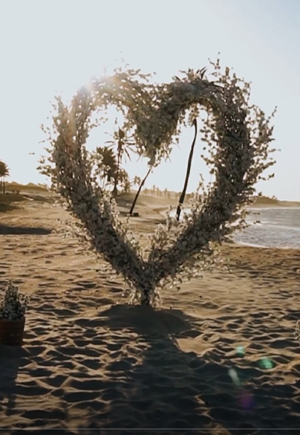 Praia é decorada para pedido de casamento Luigi César a Julia Saraiva — Foto: Reprodução/Instagram