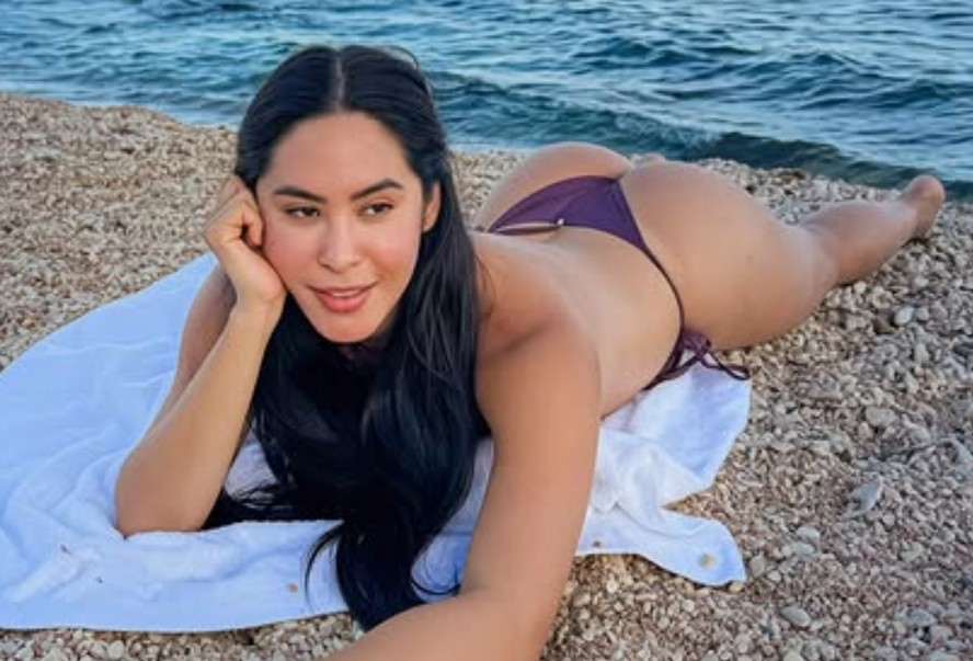 Isabelle Nogueira faz topless em praia na Itália