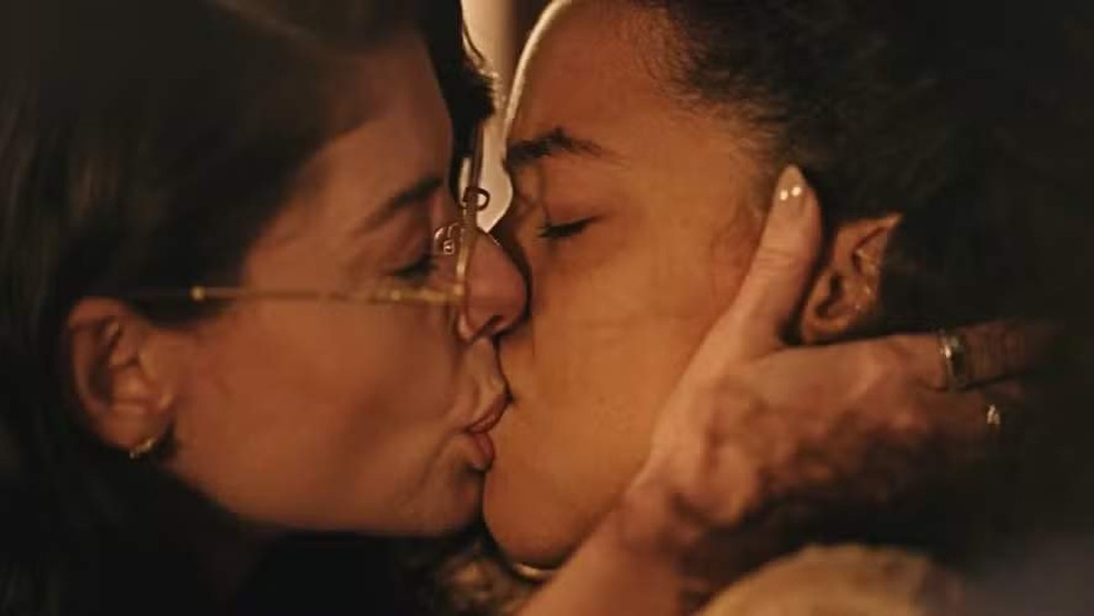 Jânia Bandeira (Alinne Moraes) e Otília (Alice Carvalho) de 'Guerreiros do sol' — Foto: Reprodução/Globoplay