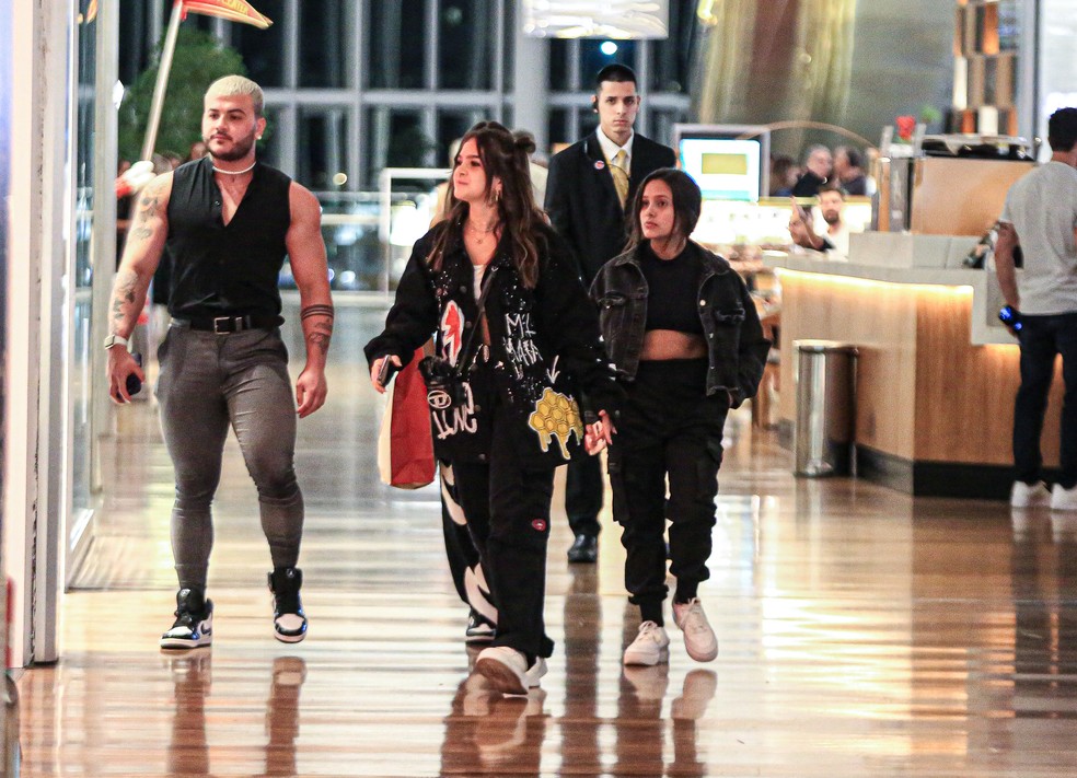 Mel Maia vai a shopping com amigos — Foto: AgNews
