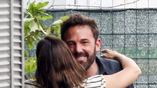 Ben Affleck e Jennifer Garner se abraçam ao se reencontrar na Itália 