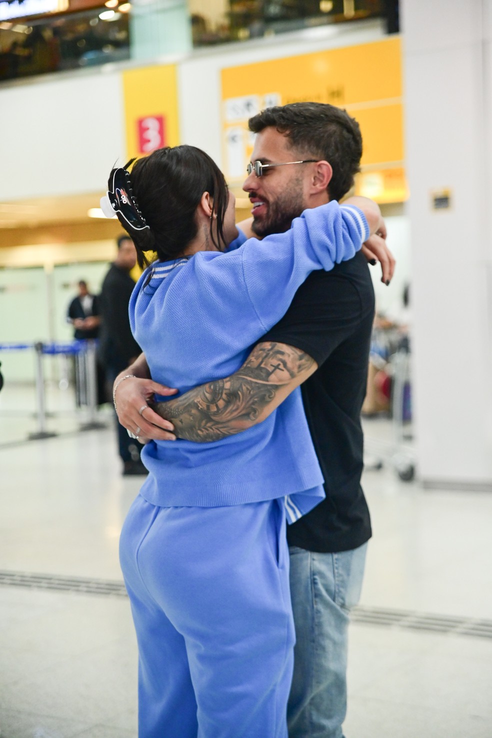 Key Alves troca beijos apaixonados ao reencontrar namorado no Brasil; fotos