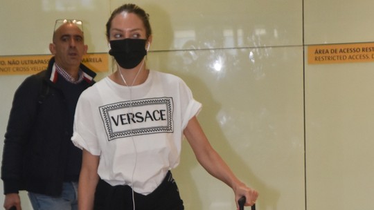 Top Candice Swanepoel desembarca em São Paulo com look grifado