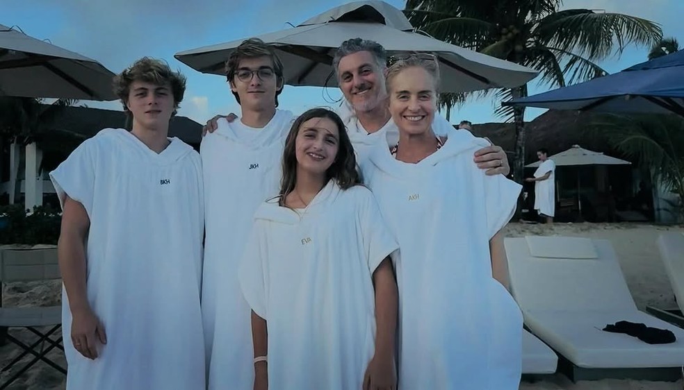 Angélica com Luciano Huck e os três filhos, Joaquim, Benício e Eva — Foto: Reprodução Instagram