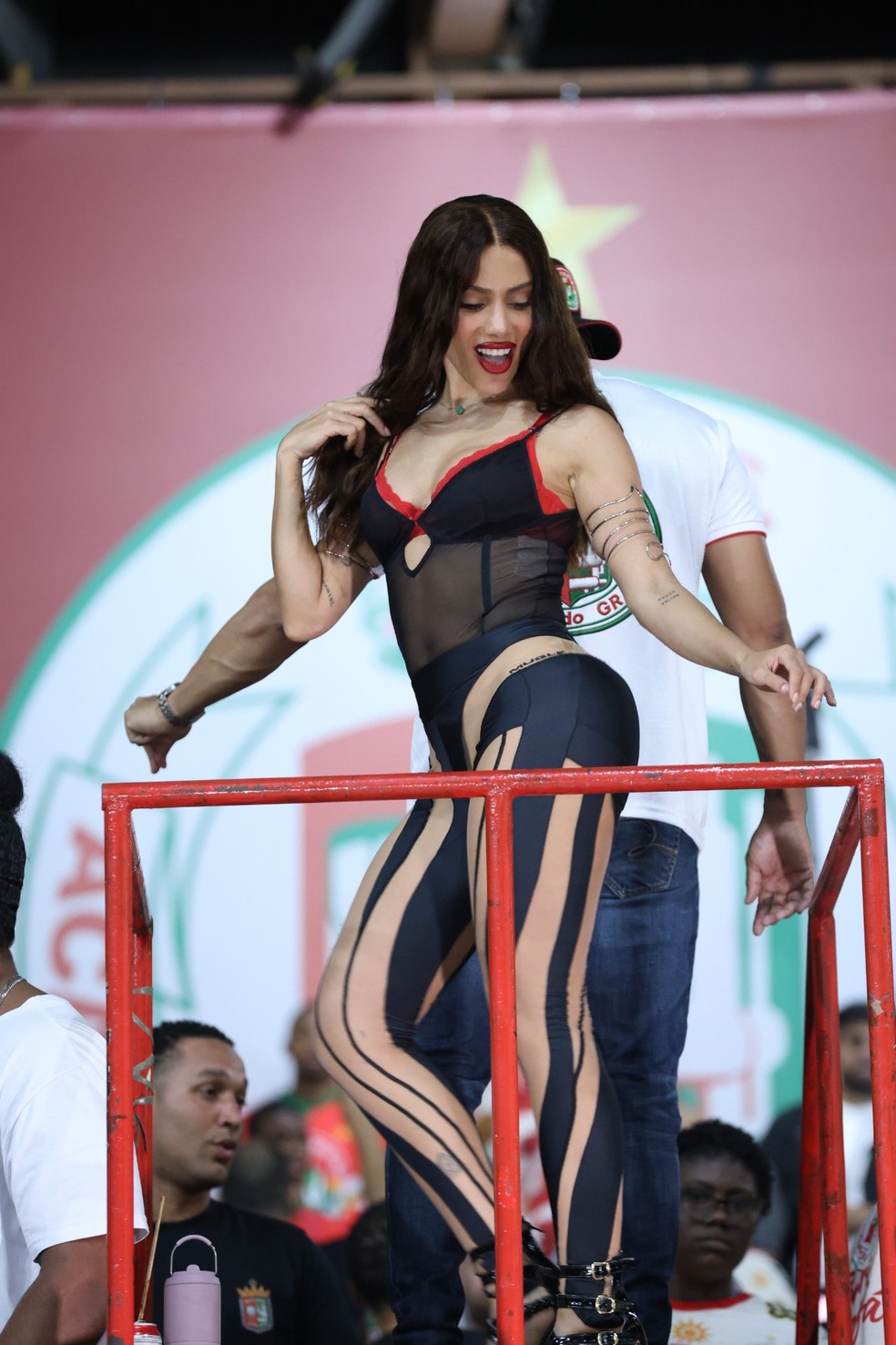Anitta samba em ensaio da Grande Rio — Foto: Daniel Pinheiro/BrazilNews