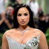 Demi Lovato supera 'trauma' e vai ao Met Gala após 8 anos; relembre a polêmica