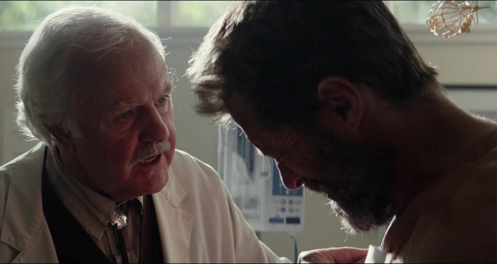James Handy e Hugh Jackman em cena de 'Logan' — Foto: Divulgação