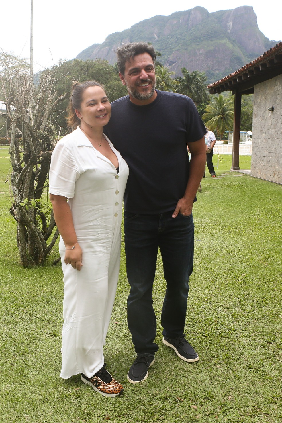 Rodrigo Lombardi com a mulher, Betty Baumgarten, no dia da eleição — Foto: AgNews