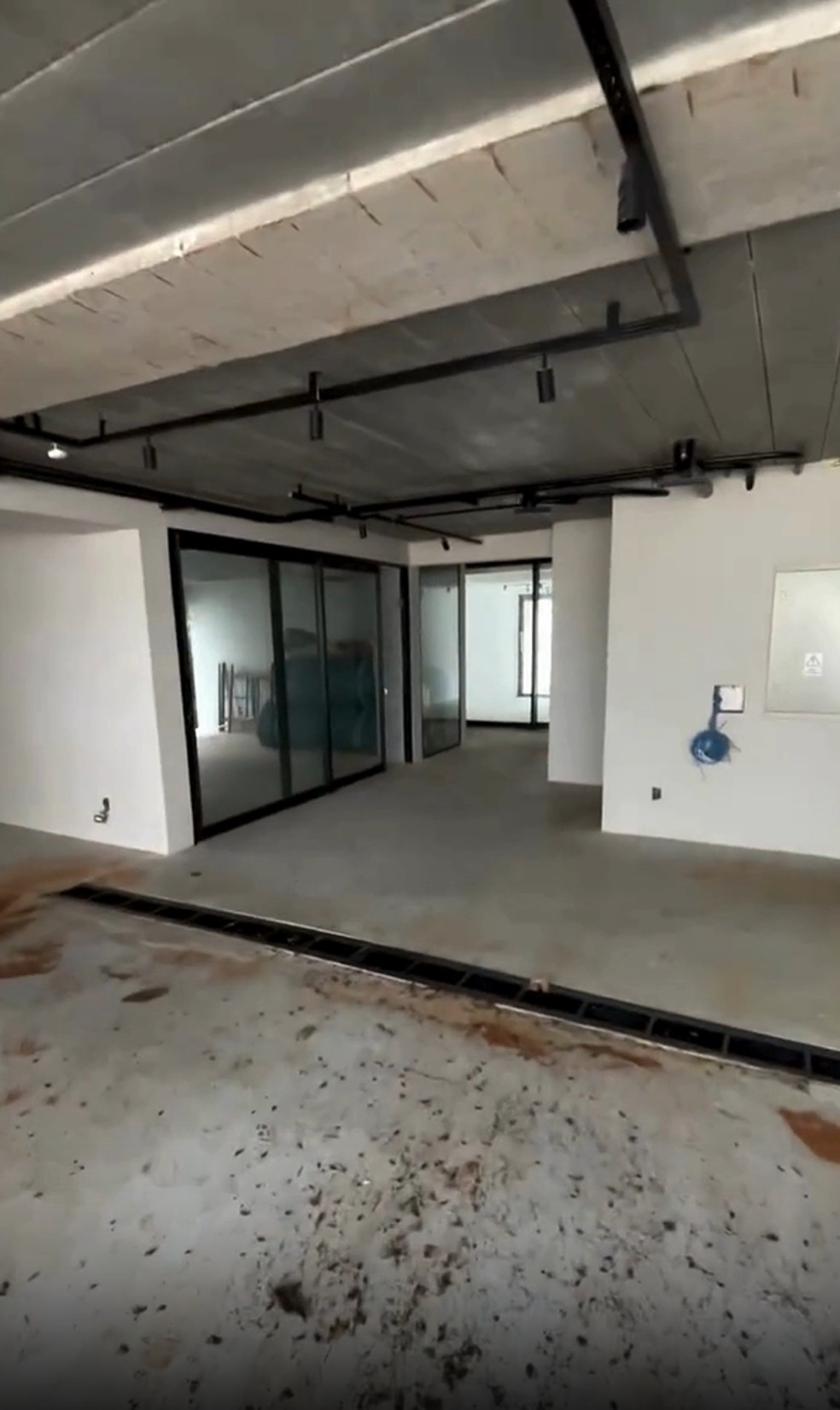 Garagem da mansão de Jonas Sulzbach e Mari Gonzalez — Foto: Reprodução/Instagram