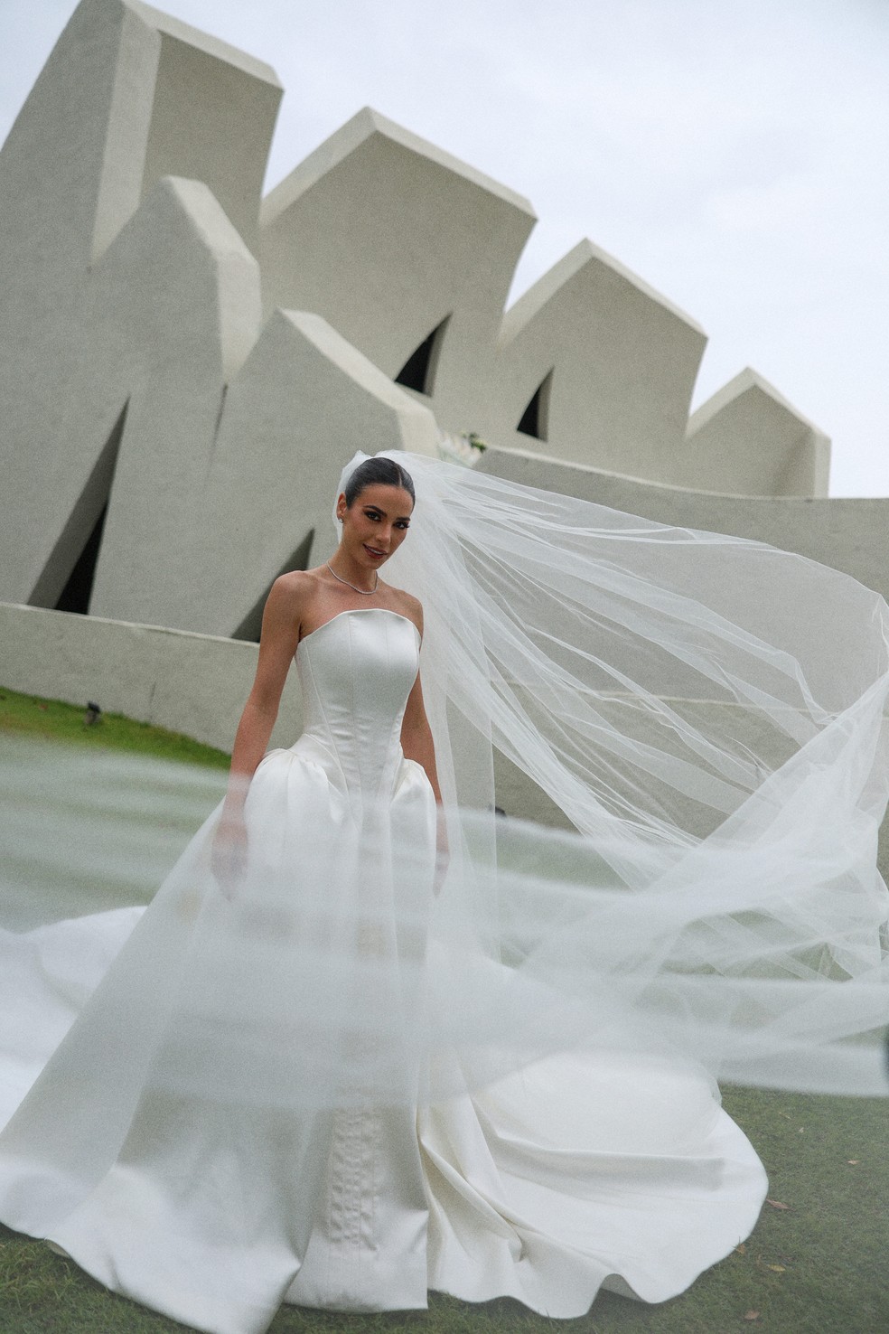 Miss Brasil Julia Gama se casa em Trancoso com vestido 'de corset infinito' — Foto: @mayckonsantosoficial