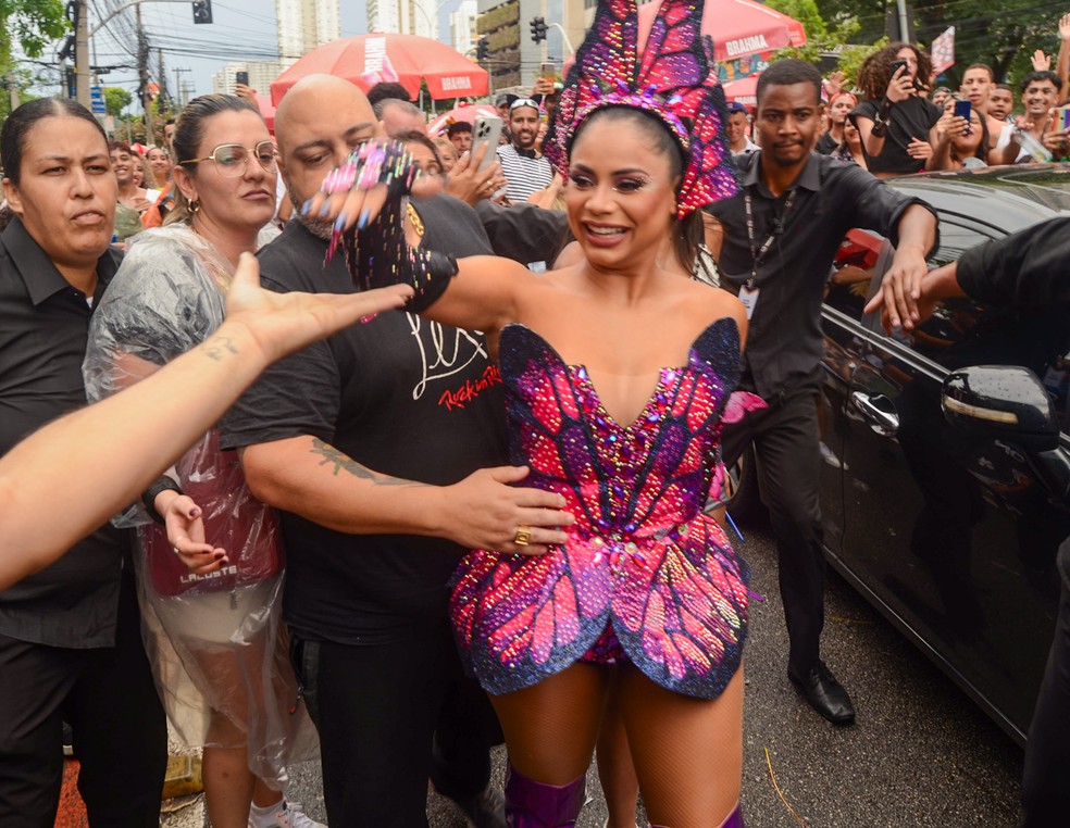 Lexa dá beijão em namorado durante seu bloco em São Paulo