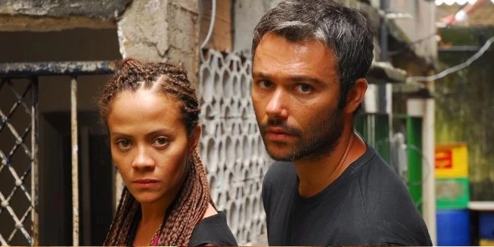 Aline Borges e Angelo Paes Leme, como Lacraia e Nandinho da Bazuca, na série A Lei e o Crime (Record, 2009) — Foto: Divulgação/Record