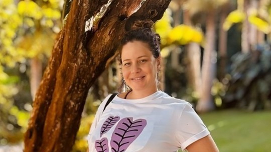 Leandra Leal ostenta barriguinha de grávida em passeio no parque: "26 semanas"