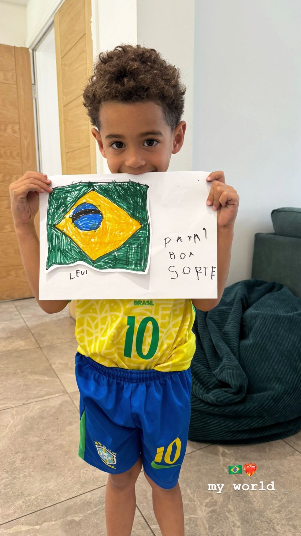Filho de Matheus Cunha dá show de fofura ao torcer pelo pai antes do jogo da Seleção — Foto: Reprodução/Instagram