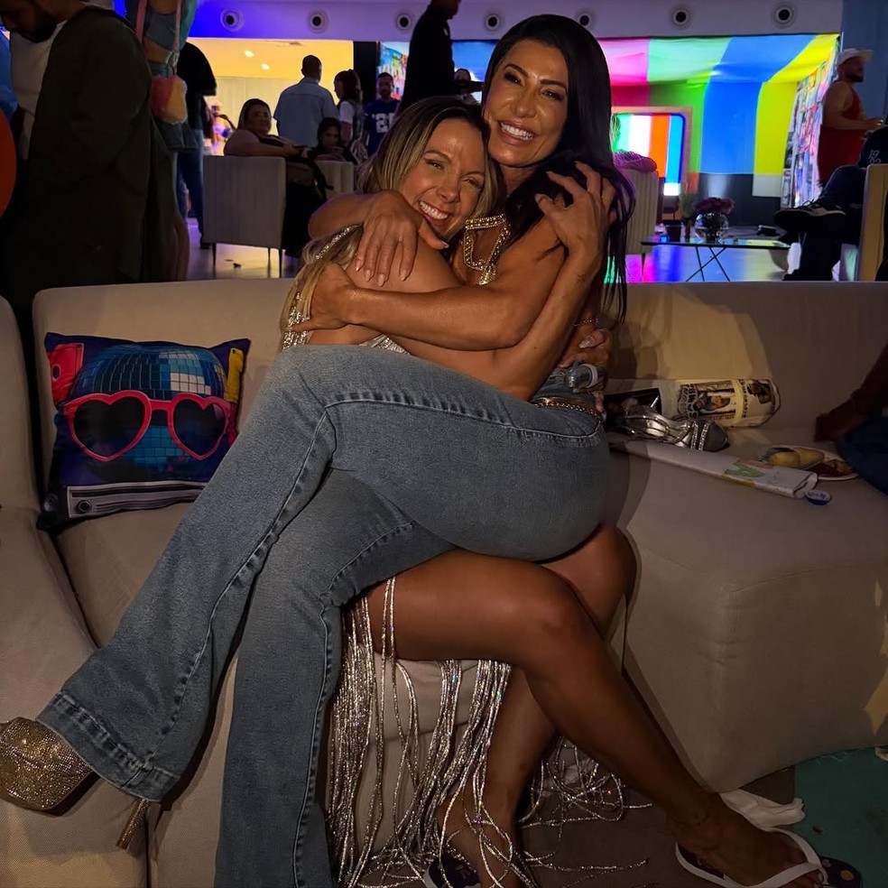 Carla Perez e Scheila Carvalho se encontram em evento