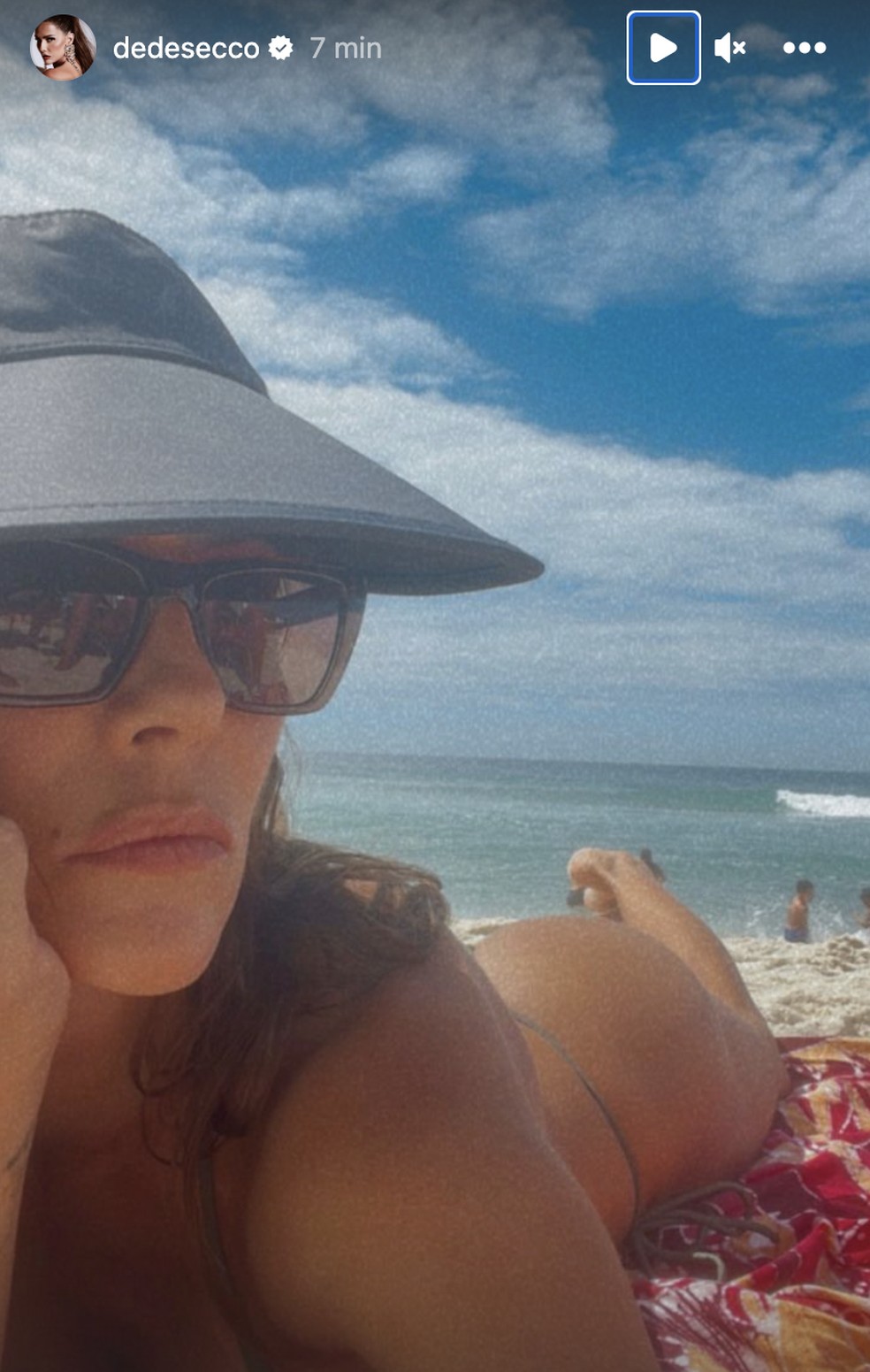 Deborah Secco toma sol no Rio — Foto: Instagram