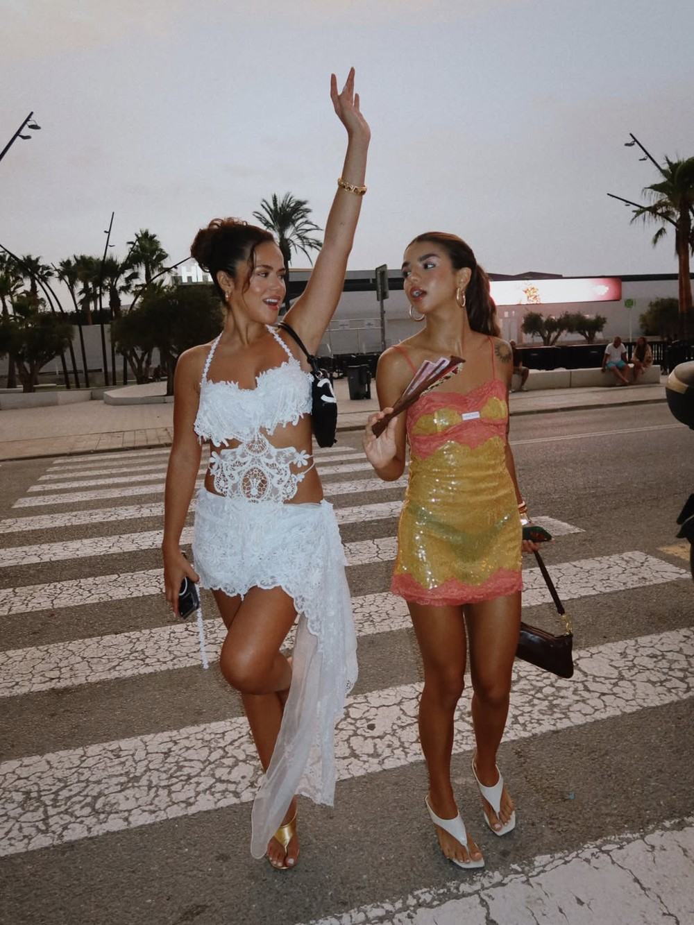 Maisa mostra bronzeado ao lado de amiga em Ibiza