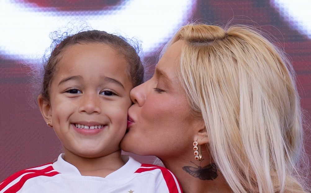 Karoline Lima vai a reunião escolar e expõe único comentário negativo que a filha recebeu