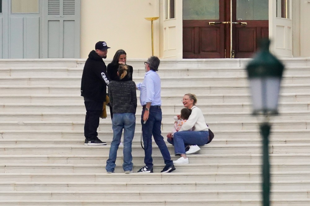 Cameron Diaz faz rara aparição com a filha pequena, Raddix, na França