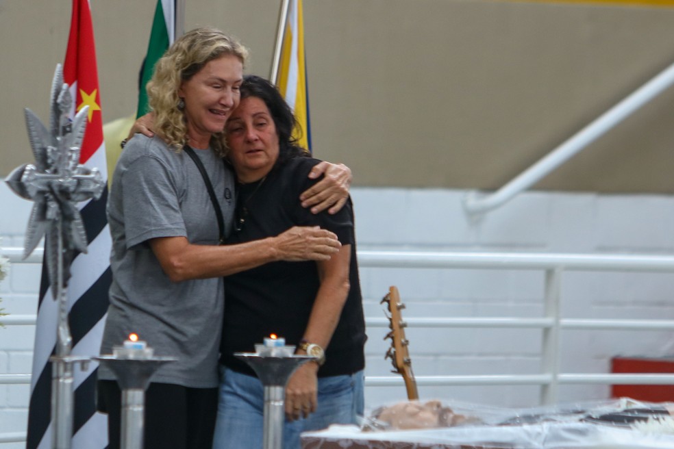Adriana Toscano, mulher de  Canisso, é consolada — Foto: Tomzé Fonseca/Agnews