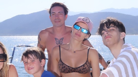 Isabeli Fontana passeia de barco com Di Ferrero e Lucas, seu filho com Henri Castelli