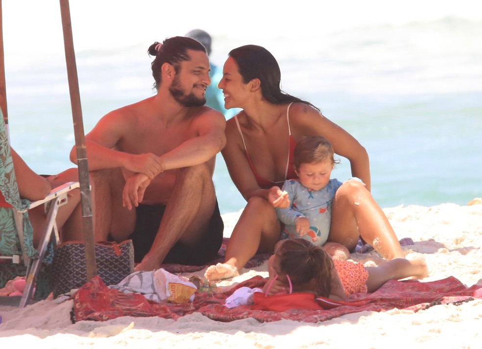 Yanna Lavigne e Bruno Gissoni com os filhos — Foto: Fabricio Pioyani/AgNews