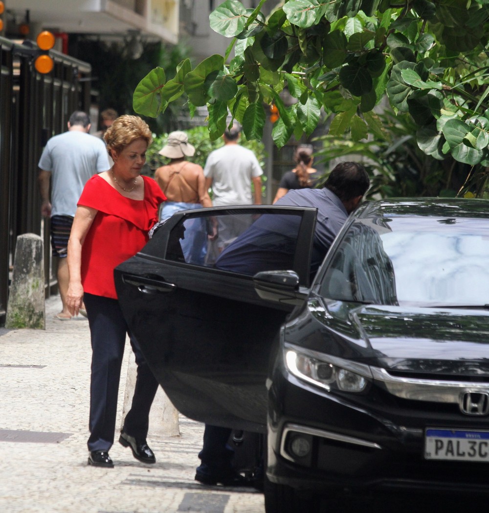 Dilma Rousseff é clicada a caminho do aeroporto para a posse de Lula