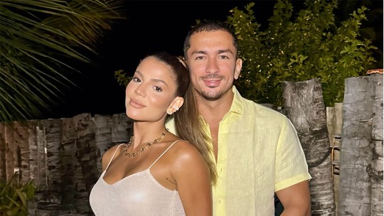 Hariany Almeida celebra fim de ano ao lado do irmão de Anitta e declara: 