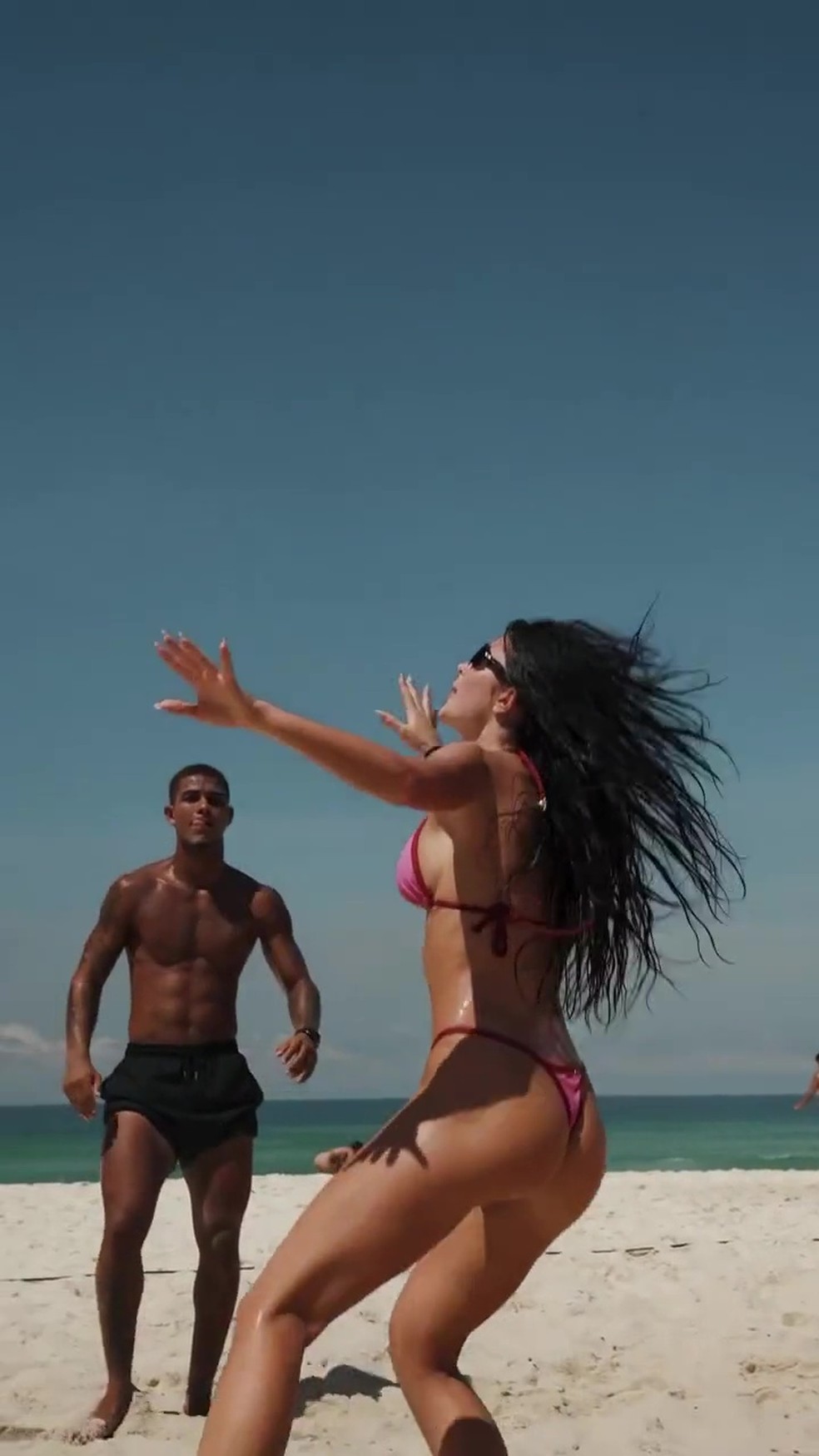 Jade Picon joga futevôlei na praia — Foto: Reprodução/Instagram