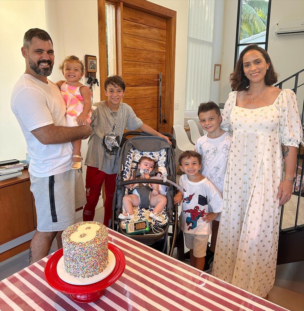 Letícia e Juliano Cazarré com os cinco filhos na comemoração dos oito meses de Maria Guilhermina — Foto: Reprodução/Instagram