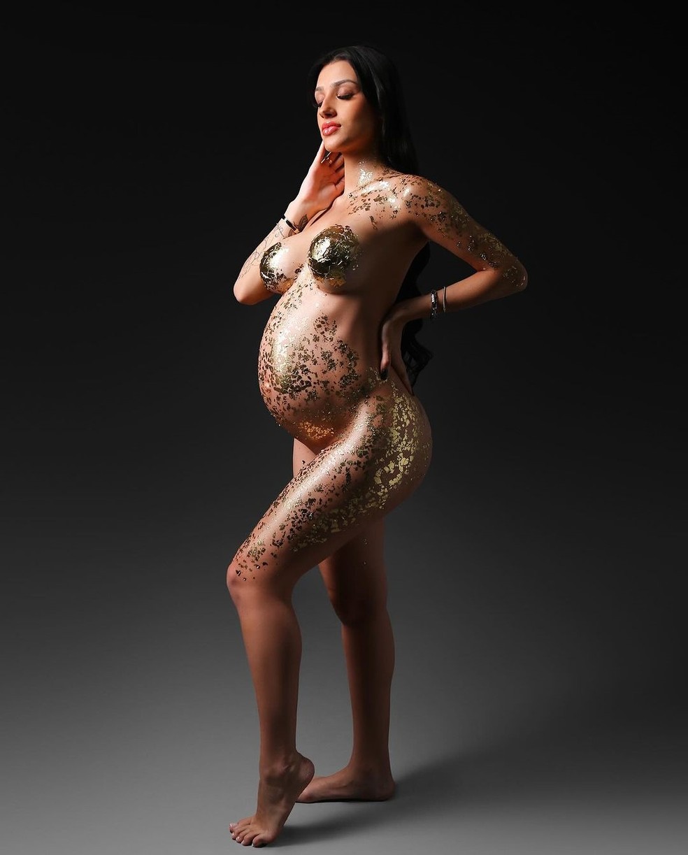 Grávida, Bia Miranda mostra o barrigão com o corpo coberto apenas por  folhas de ouro; fotos