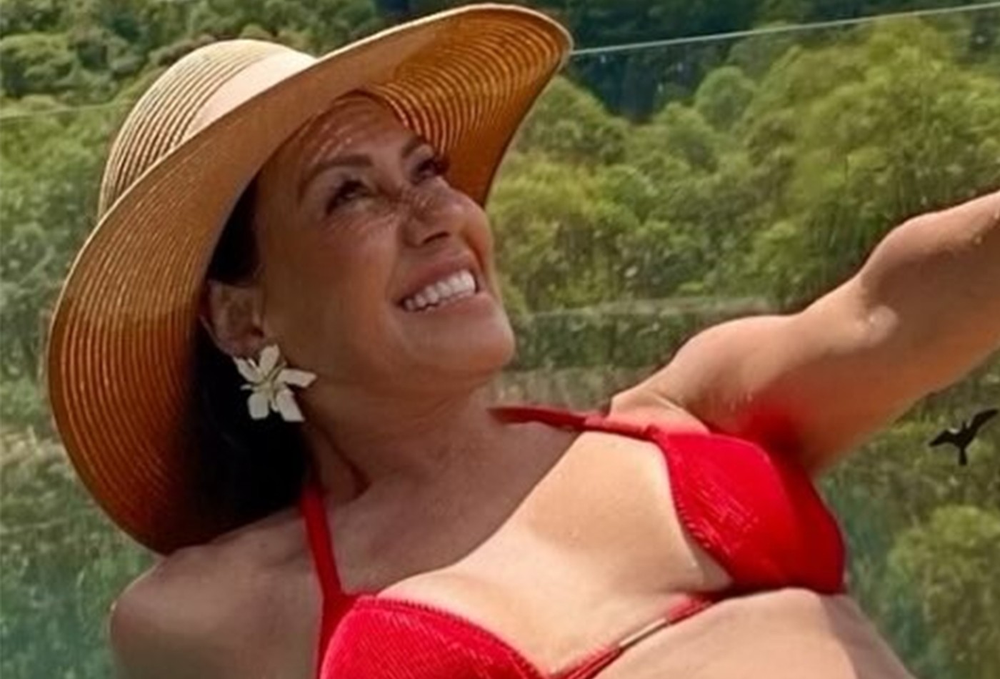 De biquíni, Solange Frazão exibe shape e detalha rotina fitness: 'Atitudes'