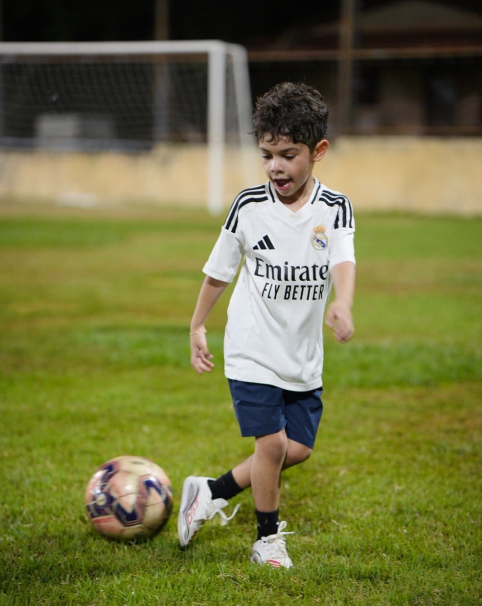 Murilo Huff joga futebol com Léo, seu filho com Marília Mendonça