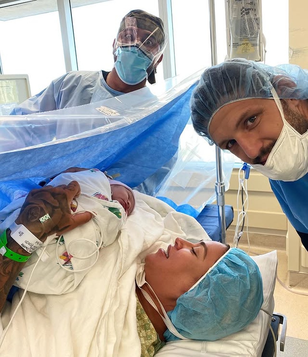 Dani Bolina com marido no dia do nascimento da primeira filha Luna — Foto: Reprodução/Instagram