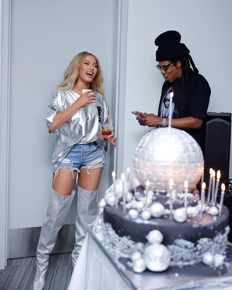 Beyoncé abre álbum de fotos de sua festa de aniversário de 42 anos — Foto: Instagram