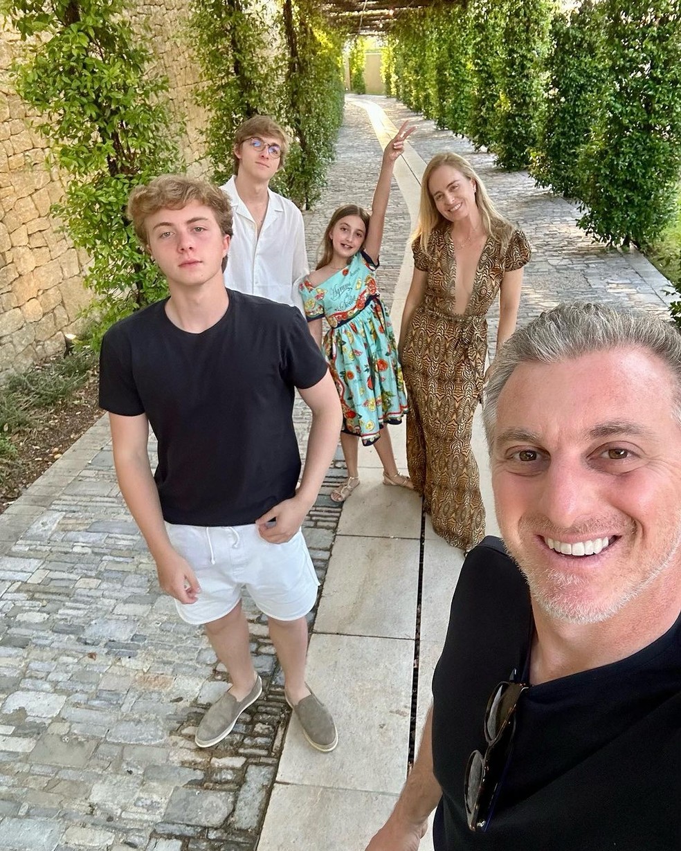 Angélica posta foto de viagem com Luciano Huck e os filhos — Foto: Reprodução/Instagram