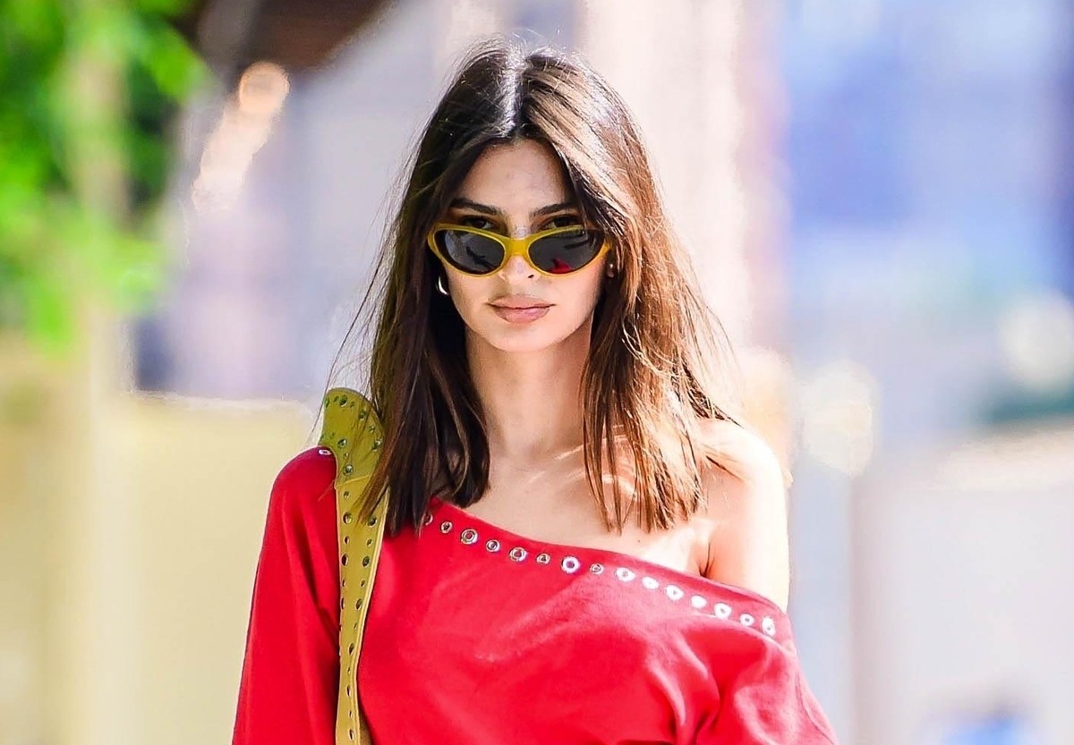 Emily Ratajkowski usa tênis de R$ 3 mil com sola solta para passeio em ...