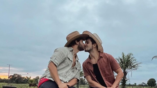Igor Cosso troca beijos com o namorado no Pantanal