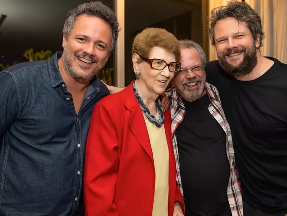 Danton e Selton Mello com os pais — Foto: D. Lima Produções