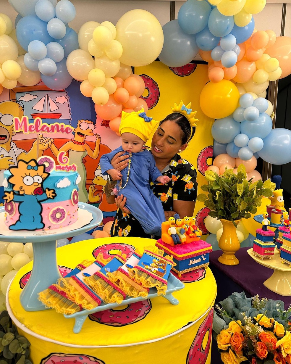 MC Loma veste a filha de Maggie Simpson em festinha de 6 meses — Foto: Reprodução/Instagram