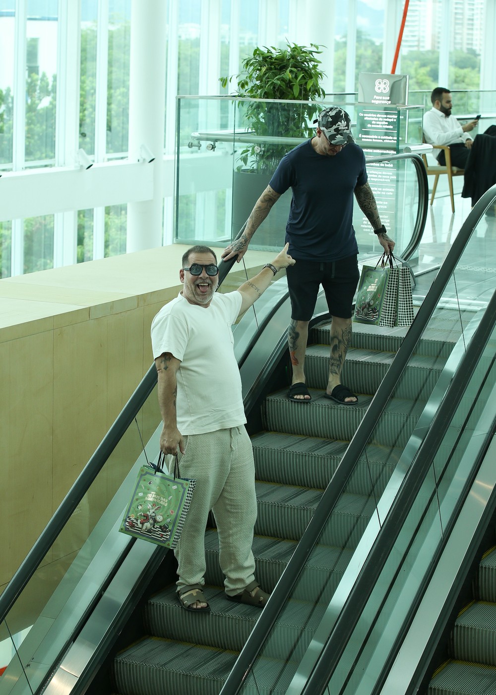Leandro Hassum esbanja simpatia em dia de compras no Rio de Janeiro