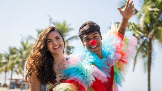 'Um Ano Inesquecível' reproduz Carnaval na Sapucaí para contar amor vivido por Livia Inhudes e Micael Borges 