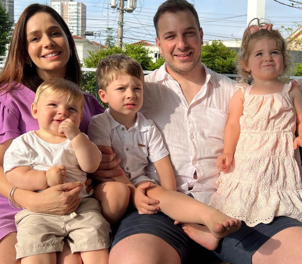 Sabrina Petraglia com o marido e os filhos — Foto: Instagram