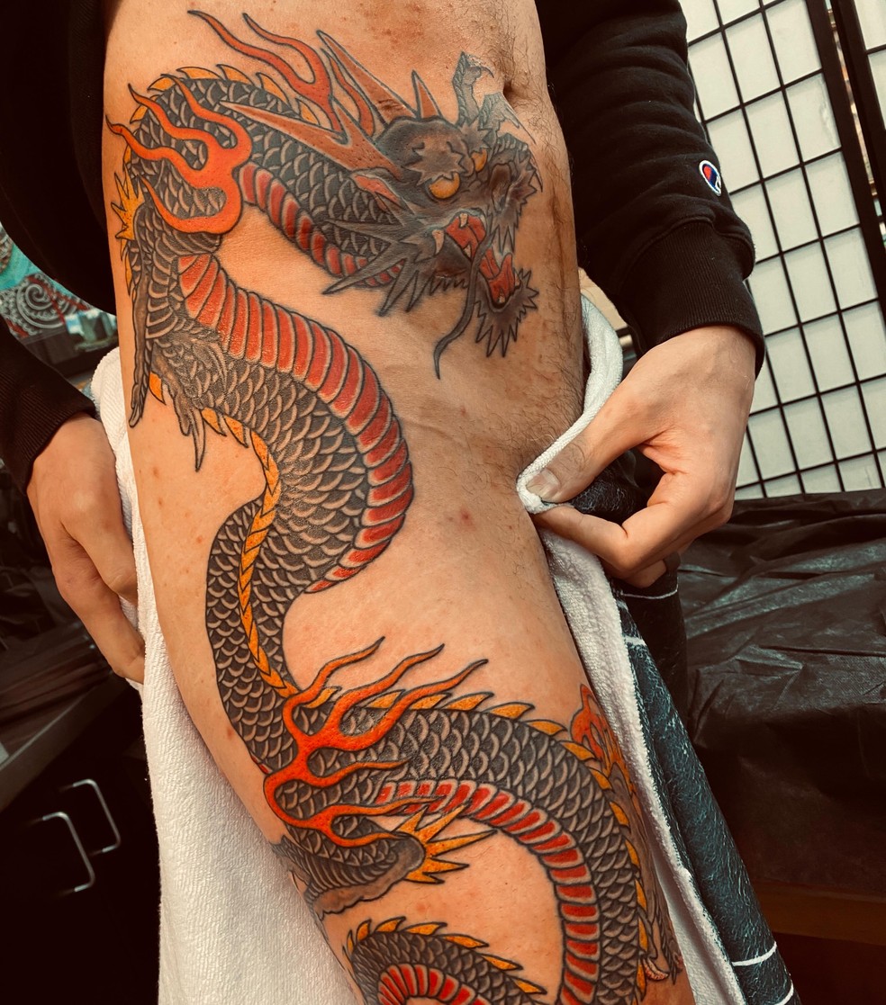 Joe Manganiello mostra tatugem gigante que fez para cobrir cicatriz de ostomia — Foto: Reprodução | Instagram