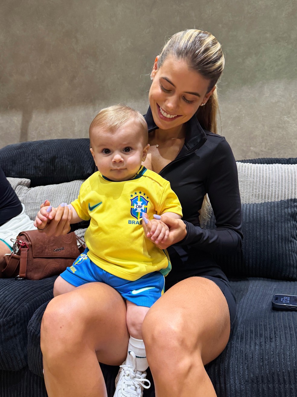 Carol Cabrino com o filho — Foto: Reprodução/Instagram