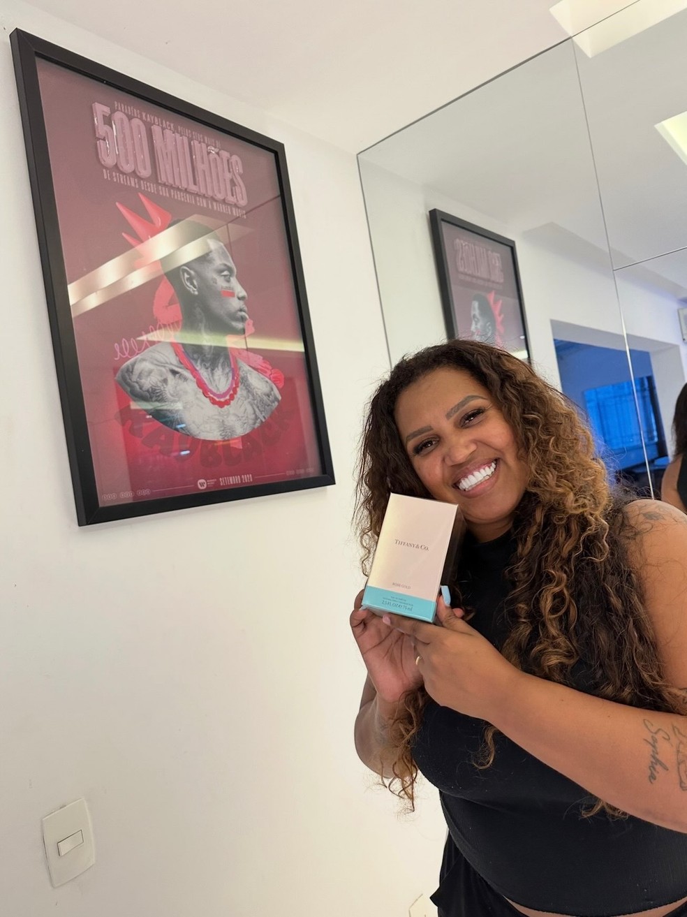Kayblack surpreende mãe com mega buquê de mais de 2,5 metros de altura — Foto: Reprodução/Instagram