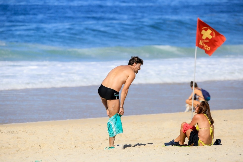 Reynaldo Gianecchini aproveita dia de praia no Leblon, no Rio — Foto: JC Pereira / AgNews