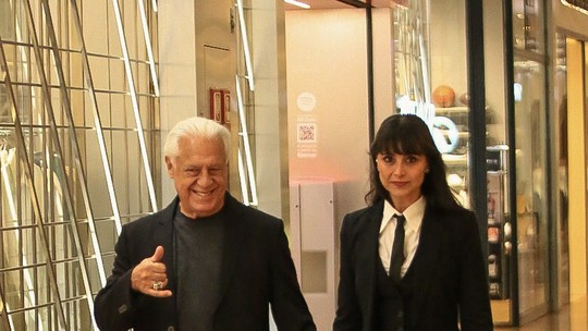 Antonio Fagundes e Alexandra Martins passeiam de mãos dadas em shopping no Rio